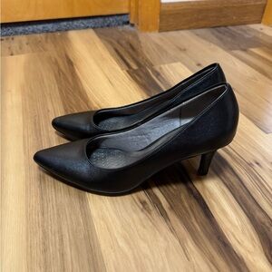 Life Stride Classic Black Heels